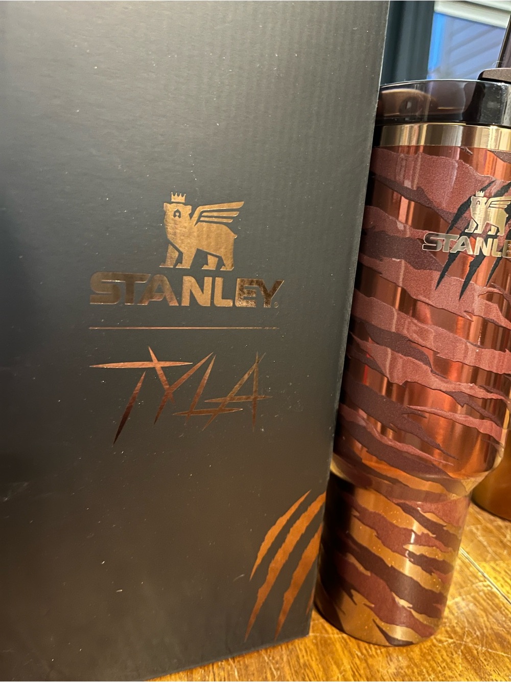 Stanley The Flowstate Quencher H2.0 Tyla Tyger 40oz